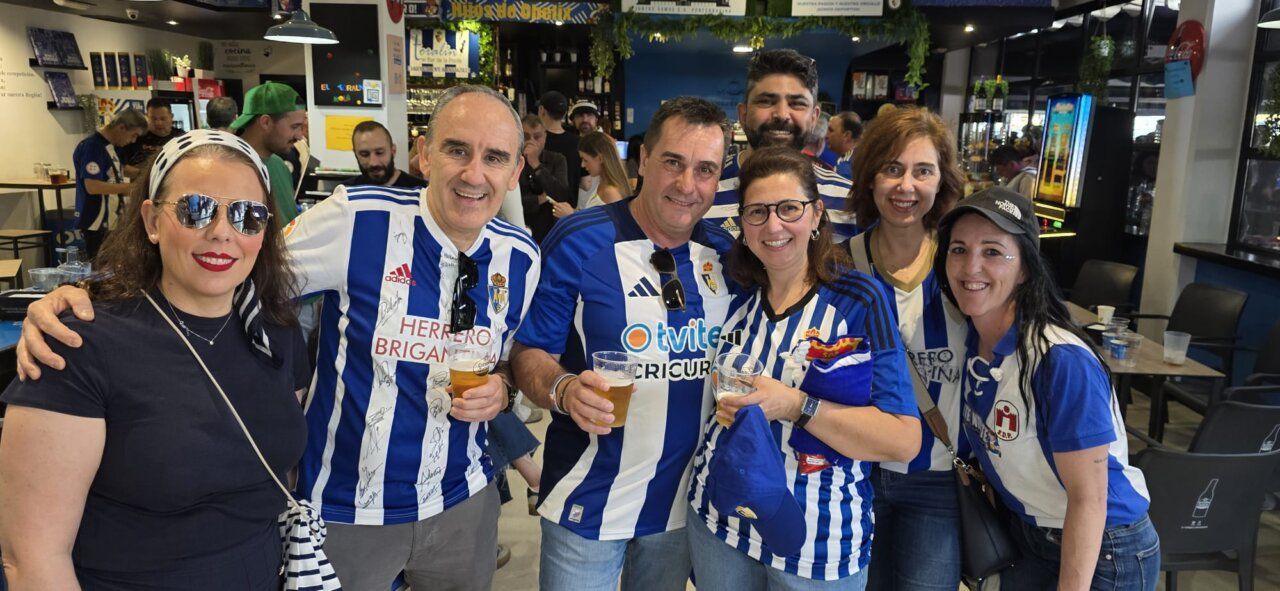 Grupo de aficionados de la Ponferradina celebrando en un bar