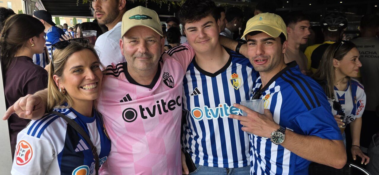 Grupo de aficionados de fútbol en un evento deportivo