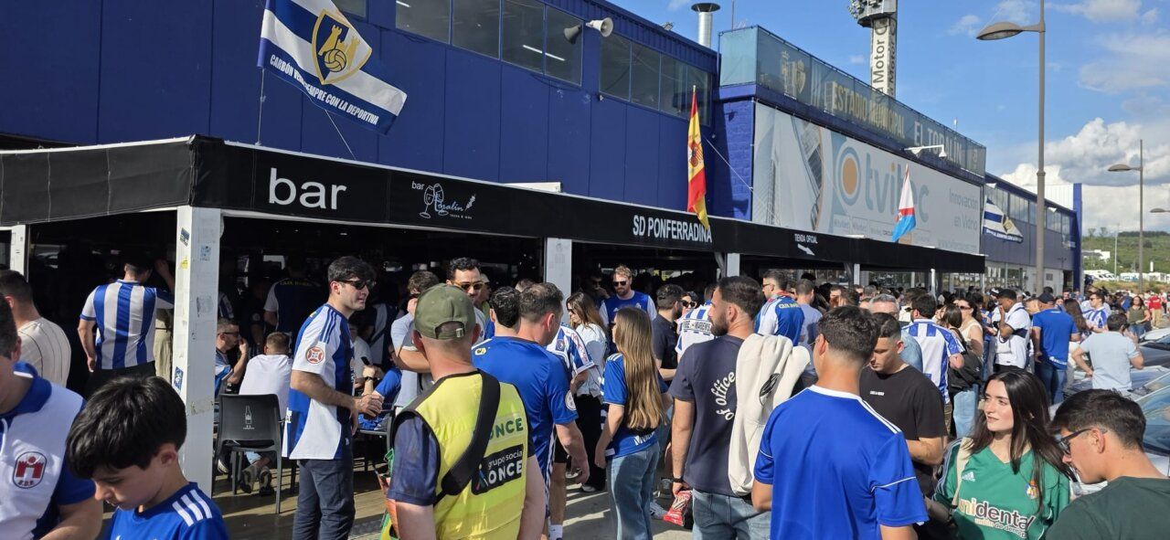 Aficionados de la Ponferradina en un bar antes del partido