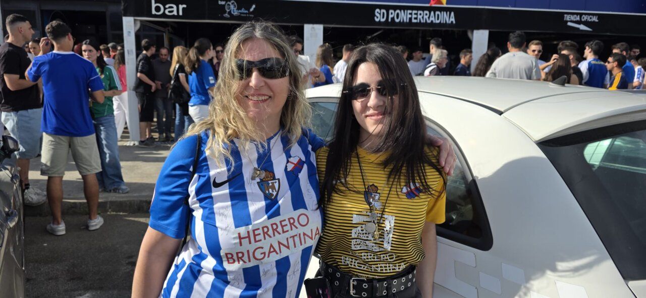 Dos mujeres con camisetas de fútbol en un evento deportivo