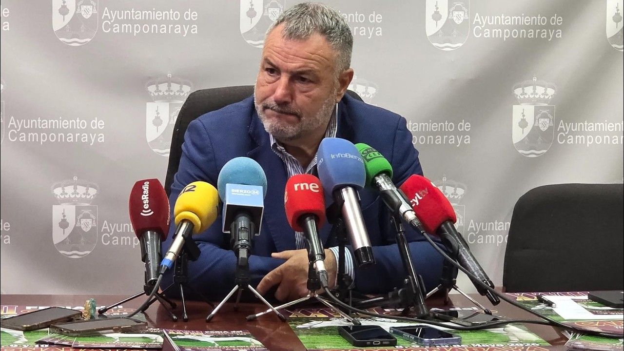 El alcalde de Camponaraya en una rueda de prensa sobre la A-76