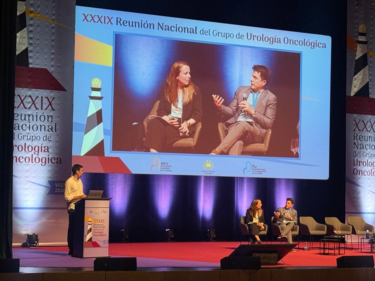 Álvaro Pineda moderando una mesa en el Congreso Nacional de Urología