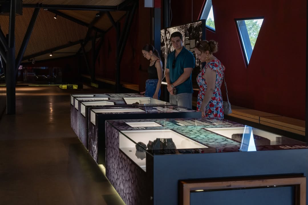 Visitantes observando exposiciones en La Fábrica de Luz