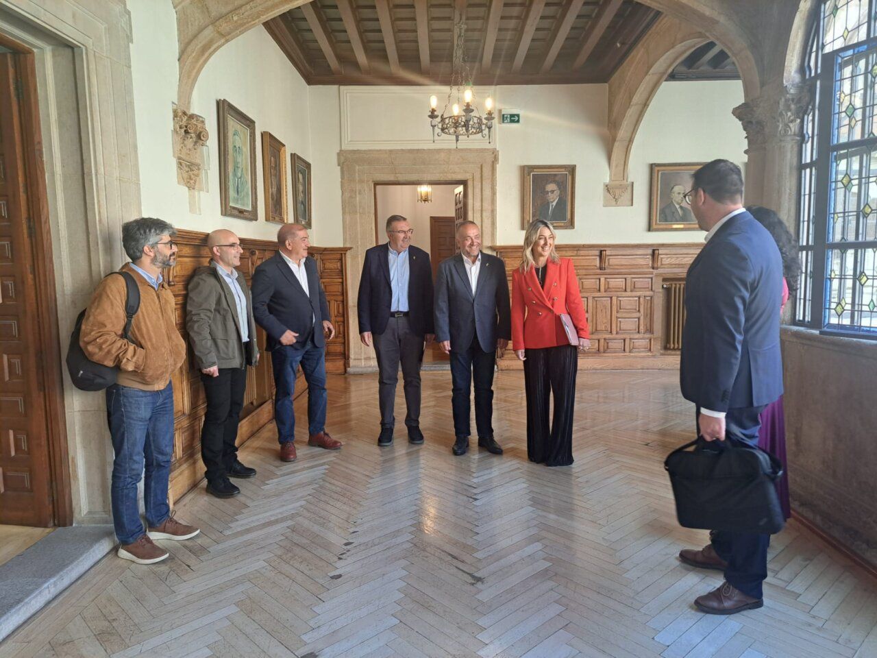 Reunión de la AECT León-Bragança con varios asistentes en un salón