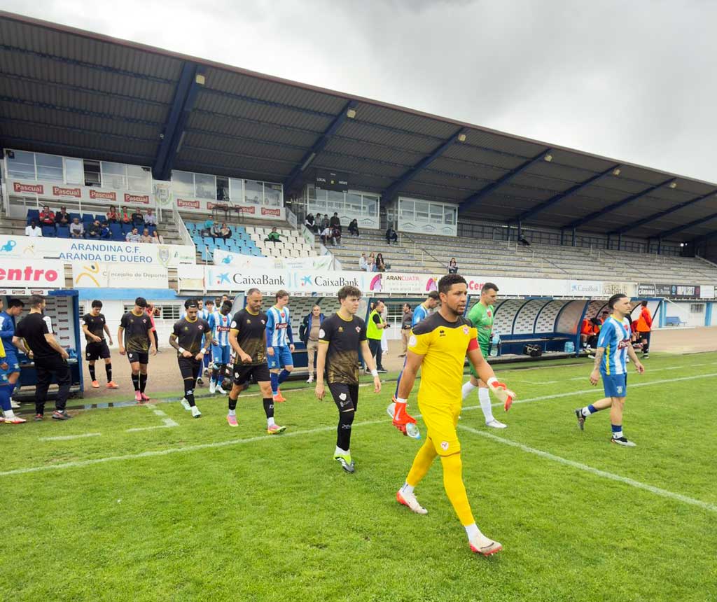 Jugadores del Atlético Bembibre y Arandina en el campo de fútbol