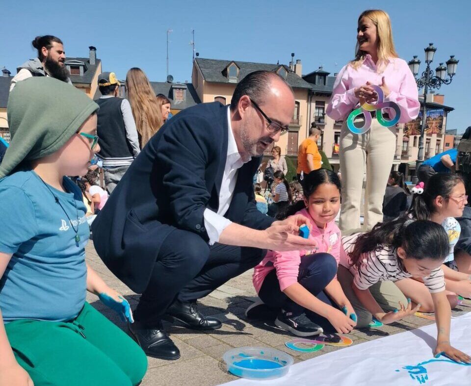 Niños pintando en una actividad sobre autismo en Bierzo