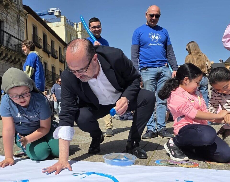 Personas participando en un evento sobre autismo en Bierzo