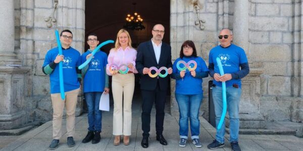 Grupo de personas con camisetas azules en un evento sobre autismo