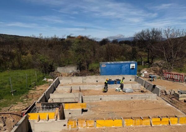 Construcción del Aula Arqueológica en Las Médulas con trabajadores en el sitio.