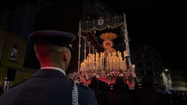 El Ayuntamiento de León en el Santo Entierro de Viernes Santo con velas encendidas.