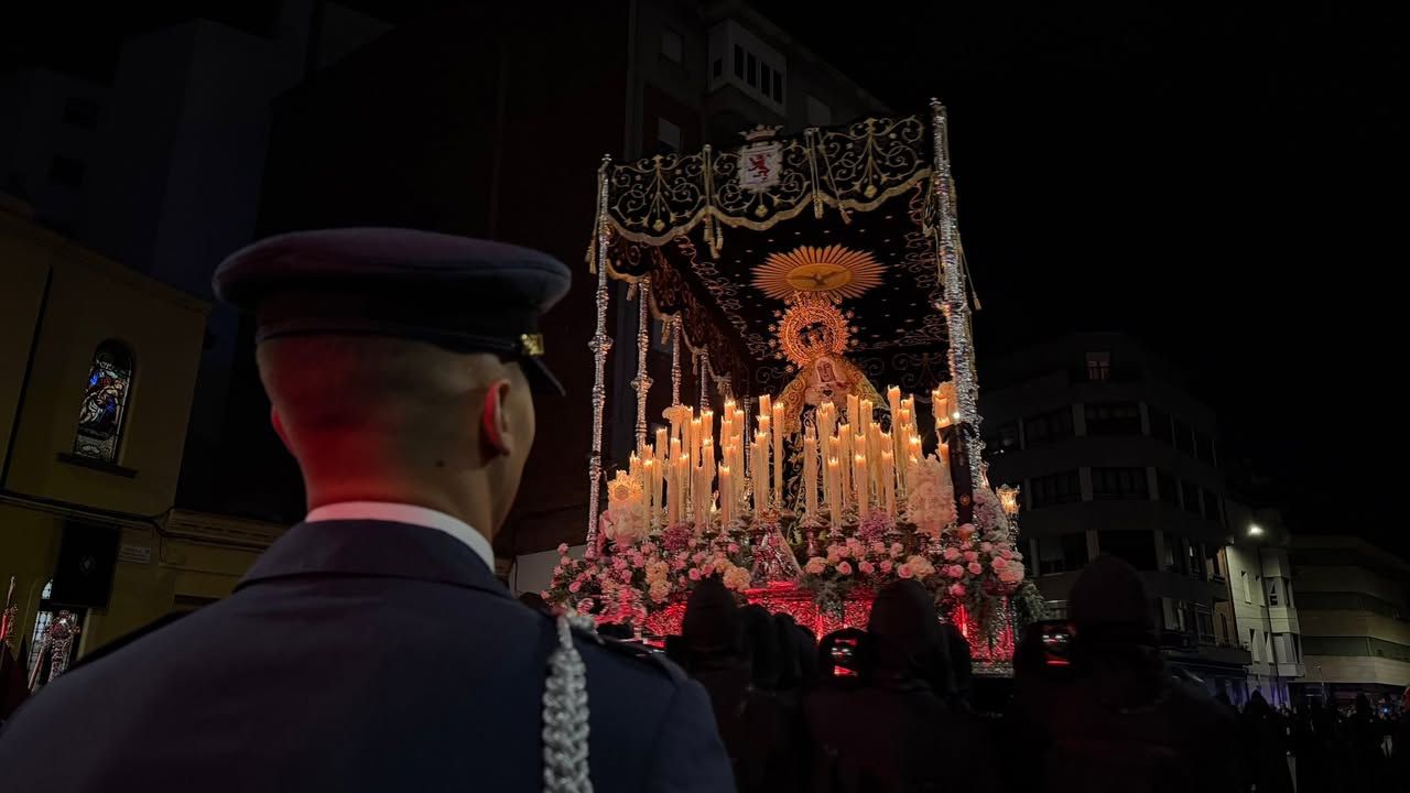 El Ayuntamiento de León en el Santo Entierro de Viernes Santo con velas encendidas.