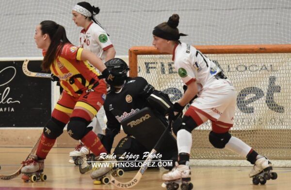 Jugadoras de hockey sobre patines en un partido entre Bembibre y Martinelia Manlleu