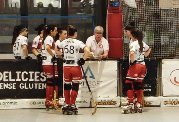 Jugadoras del Bembibre HC discutiendo estrategia durante el partido