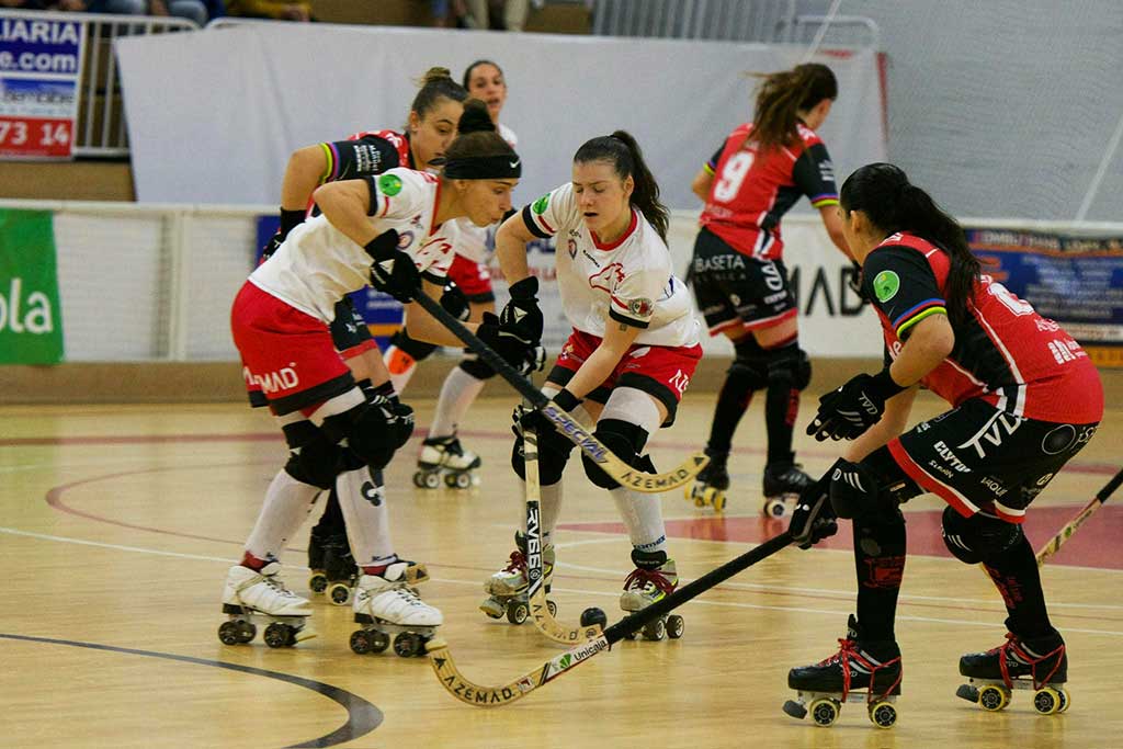 Jugadoras de hockey sobre patines compitiendo en un partido intenso
