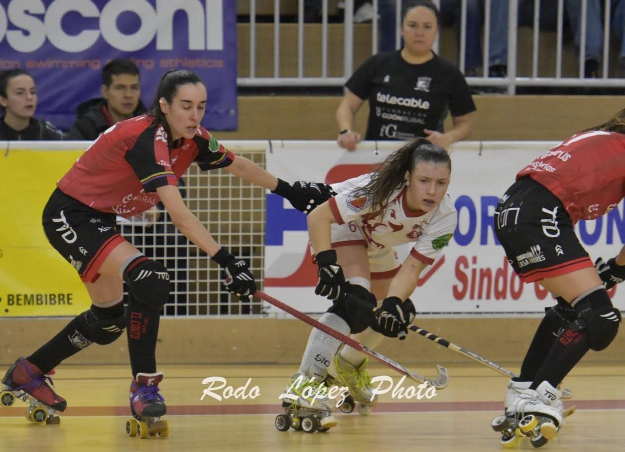 Jugadoras de hockey patín compitiendo en un partido entre Bembibre y Telecable.