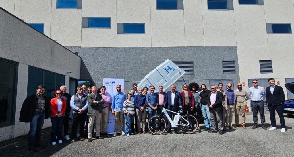 Grupo de personas en Bembibre durante jornadas sobre energías renovables y hidrógeno