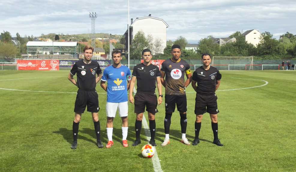 Jugadores y árbitros en el campo antes del partido Bembibre vs Santa Marta