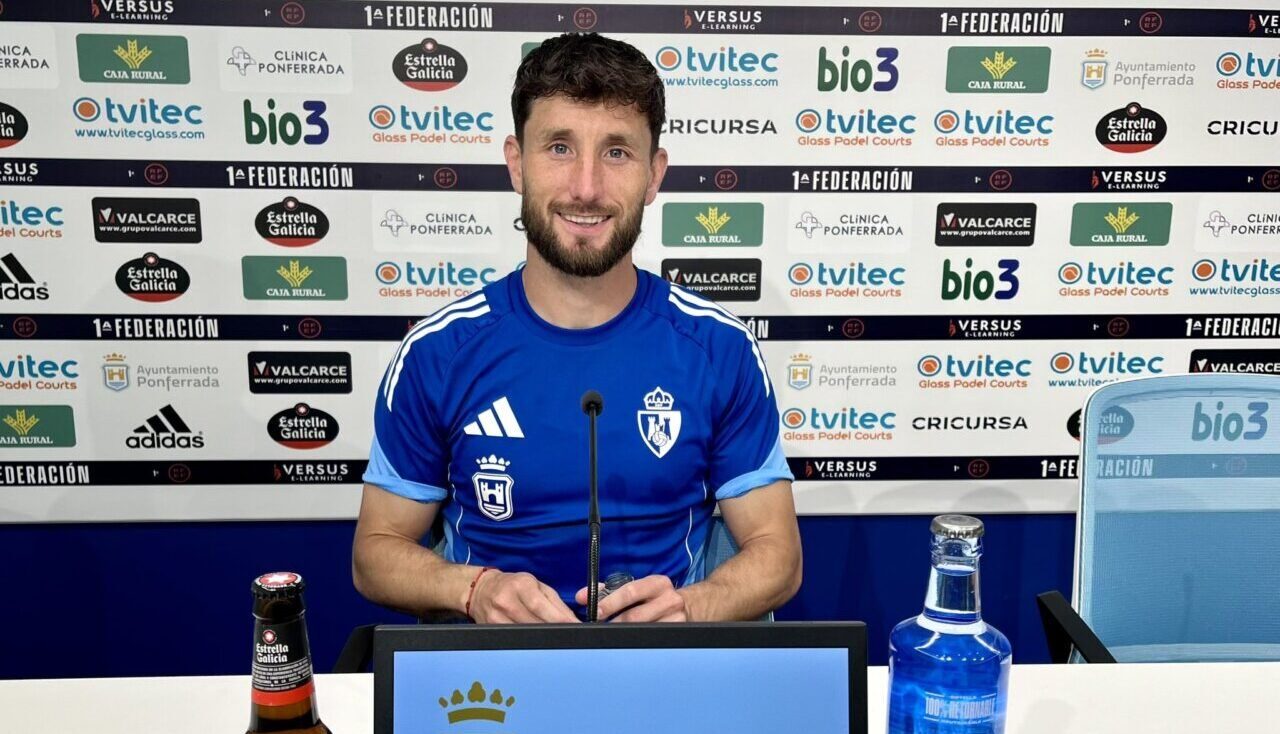 Borja Valle en conferencia de prensa con bebidas en la mesa