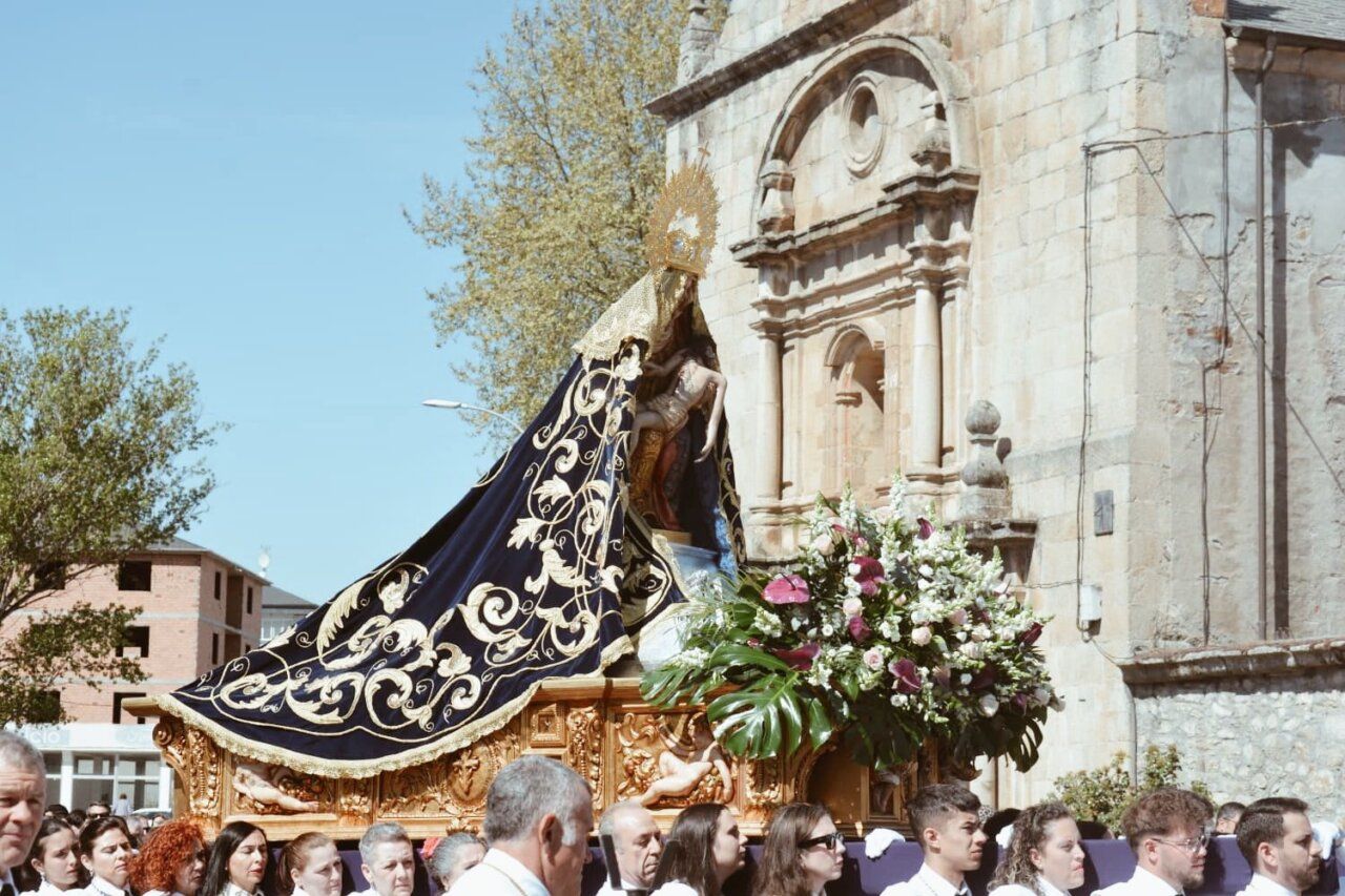Procesión de la Virgen de la V Angustia en Cacabelos durante Lunes de Pascua