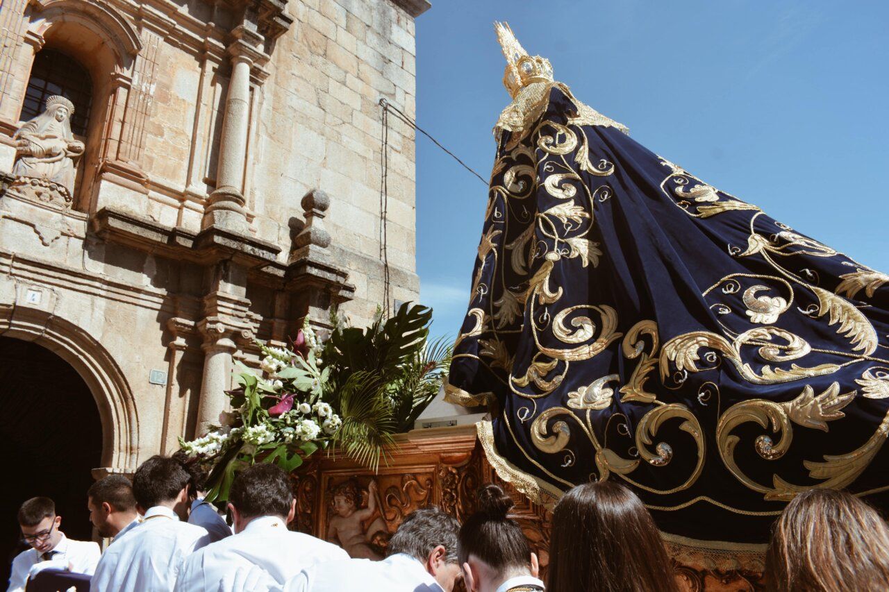 Imagen de la Virgen de la V Angustia en la procesión del Lunes de Pascua en Cacabelos