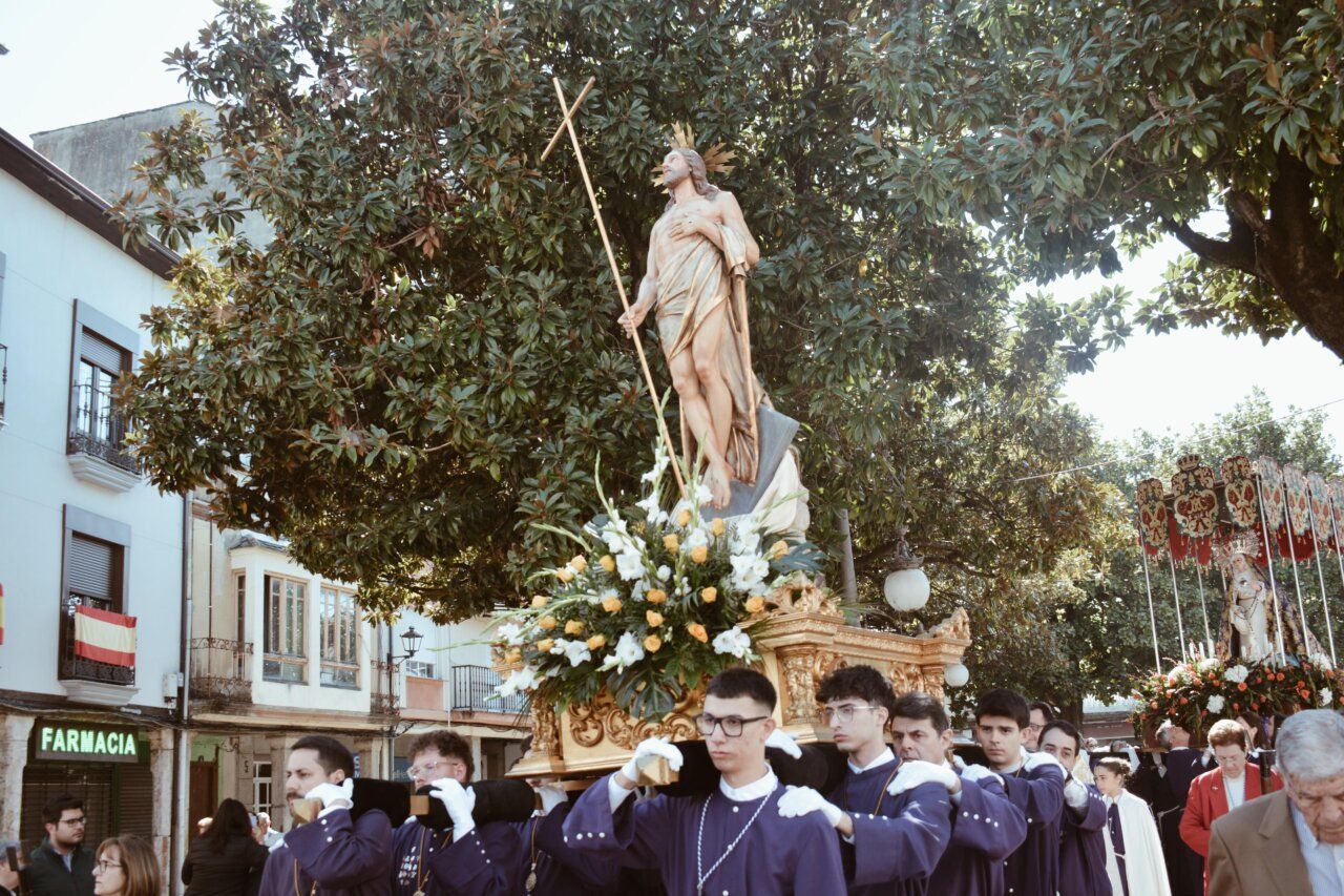 Procesión del Domingo de Resurrección en Cacabelos con la quema del luto
