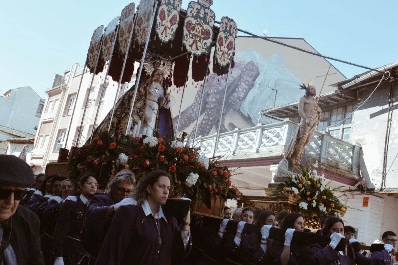 Procesión en Cacabelos con la Virgen y el Cristo en Domingo de Resurrección
