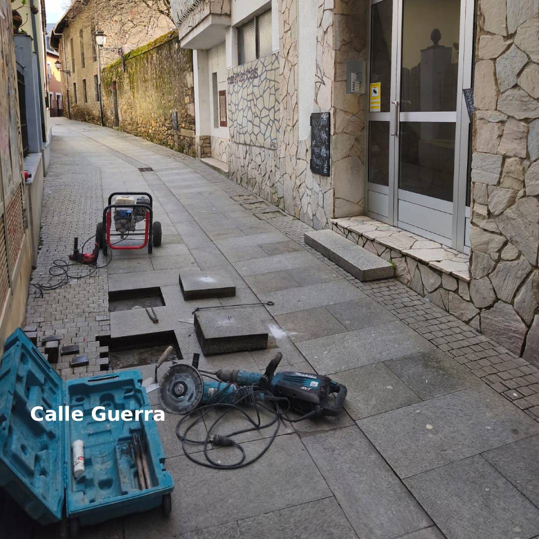 Calle Guerra en Ponferrada con maquinaria de obras en la acera