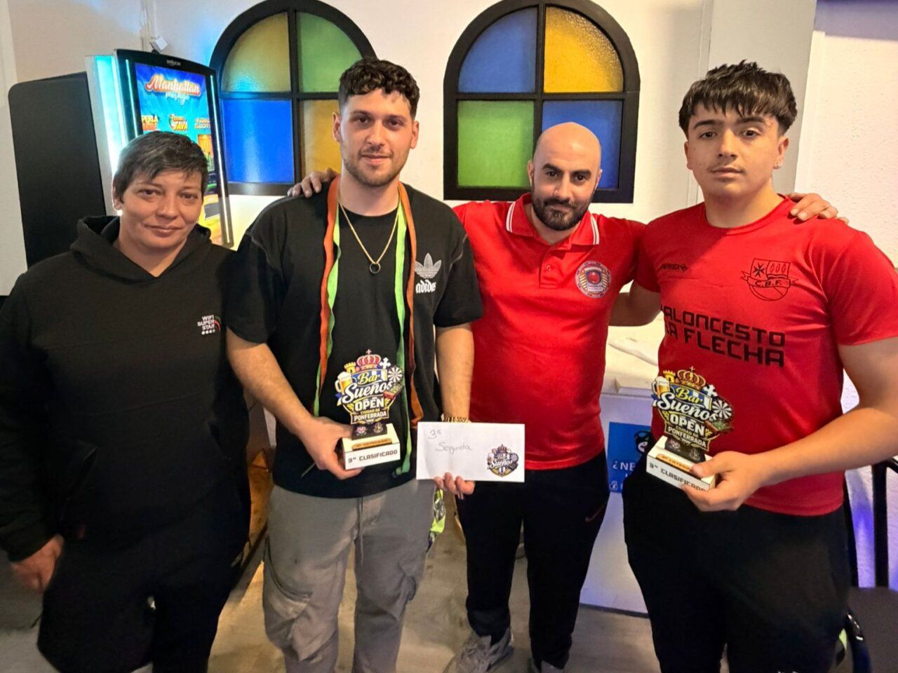 Víctor y Javi con trofeos en el Bar Sueños tras ganar el Open Ciudad de Ponferrada