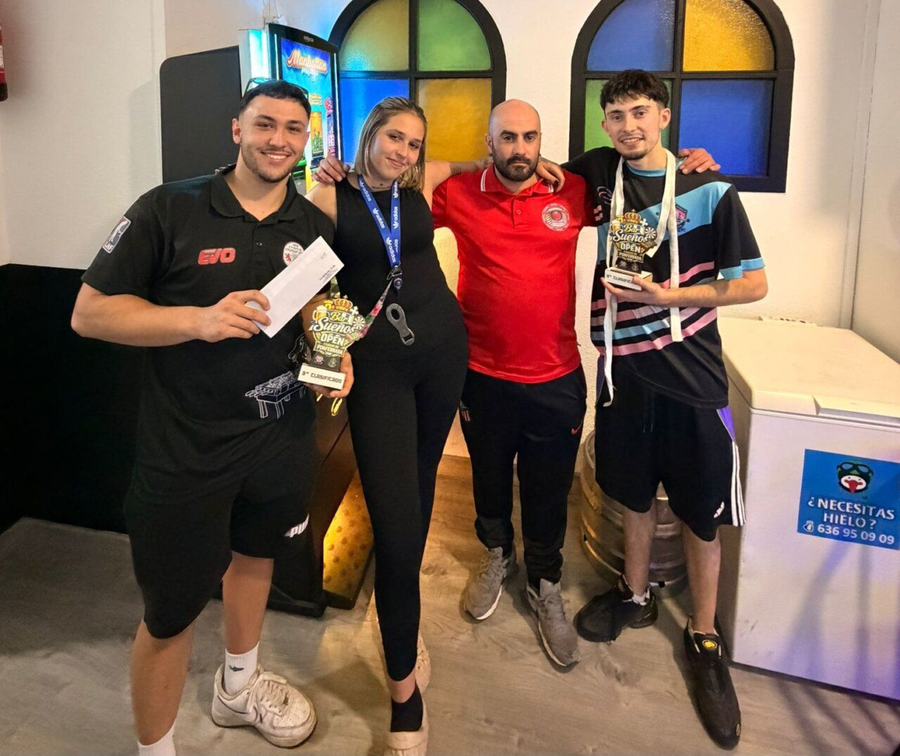 Víctor y Javi con trofeos tras ganar el Open Ciudad de Ponferrada