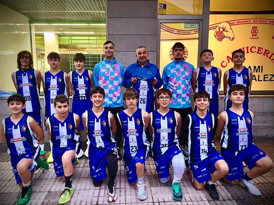 Jugadores de la cantera del CDP posando en equipo con sus uniformes