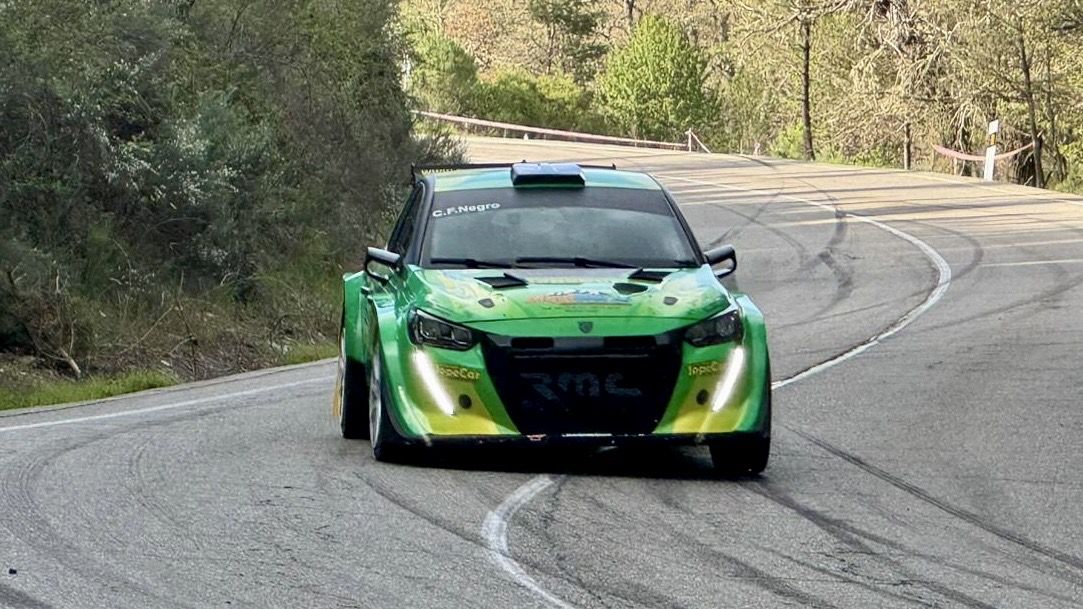 Coche de carreras en la XIV Subida a Vega de Espinareda