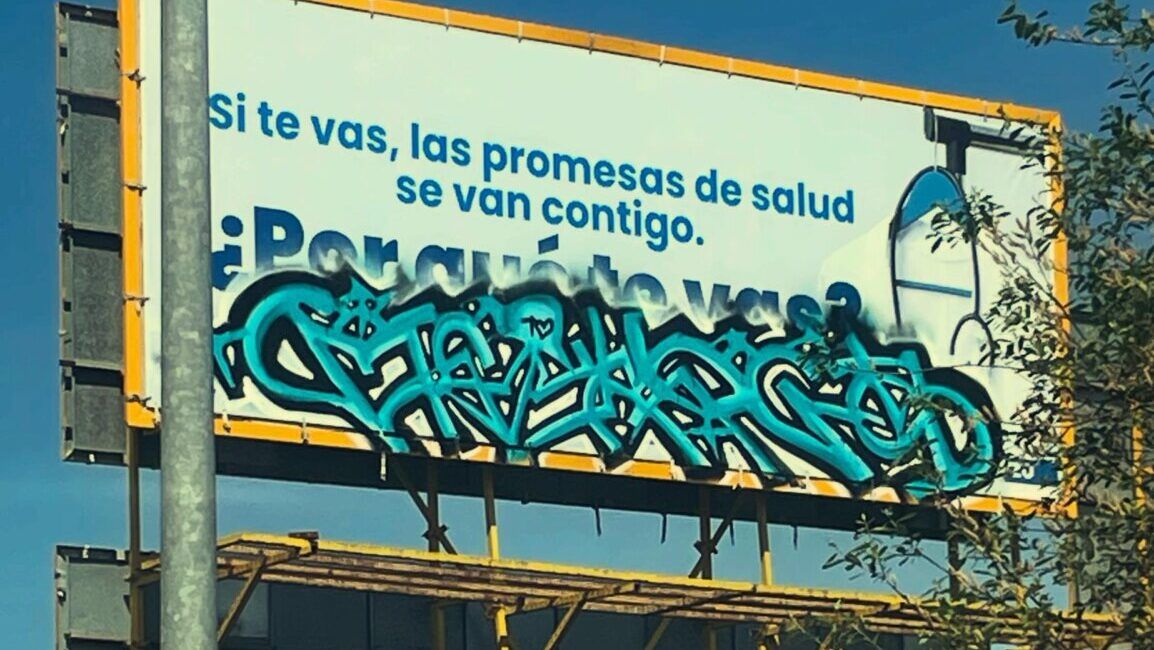 Cartel publicitario de Oncobierzo vandalizado con grafiti en Ponferrada