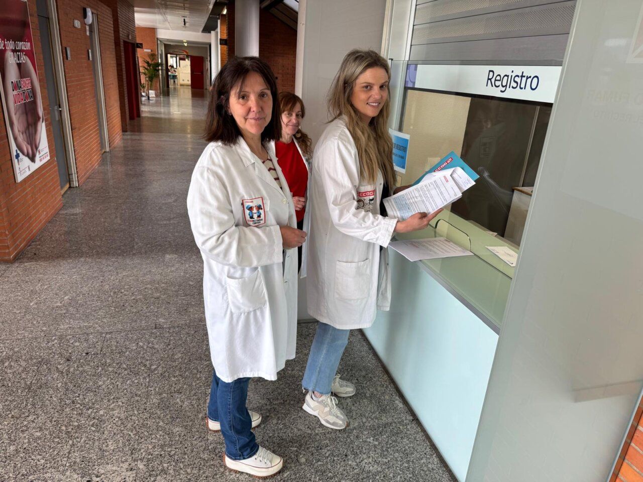 Miembros de CCOO entregando firmas en el registro del hospital.