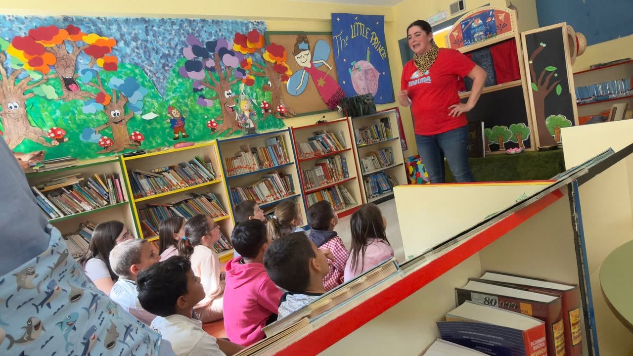 Niños escuchando una narración en el Día del Libro en Matarrosa del Sil