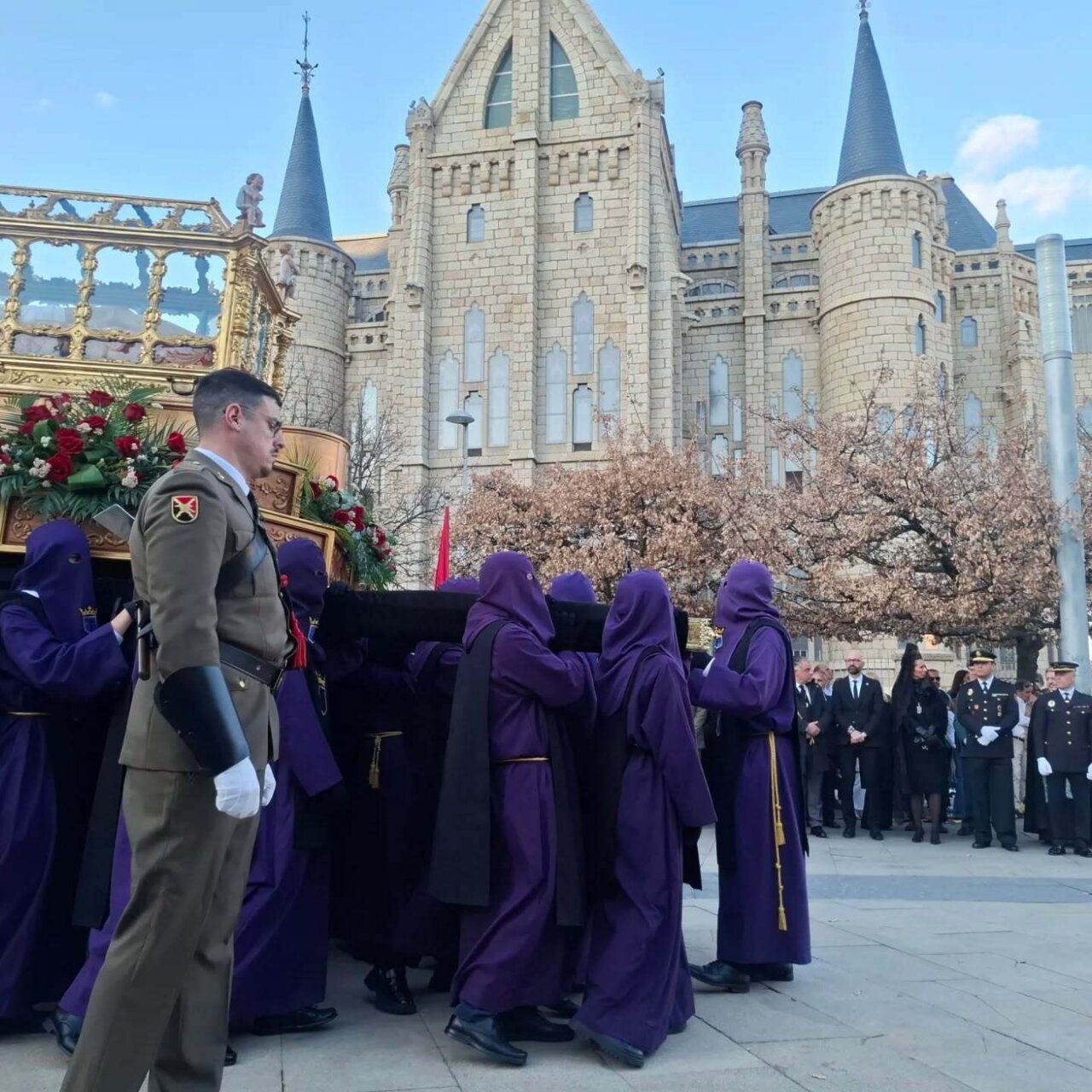 Subdelegado del Gobierno en procesión de Semana Santa en León