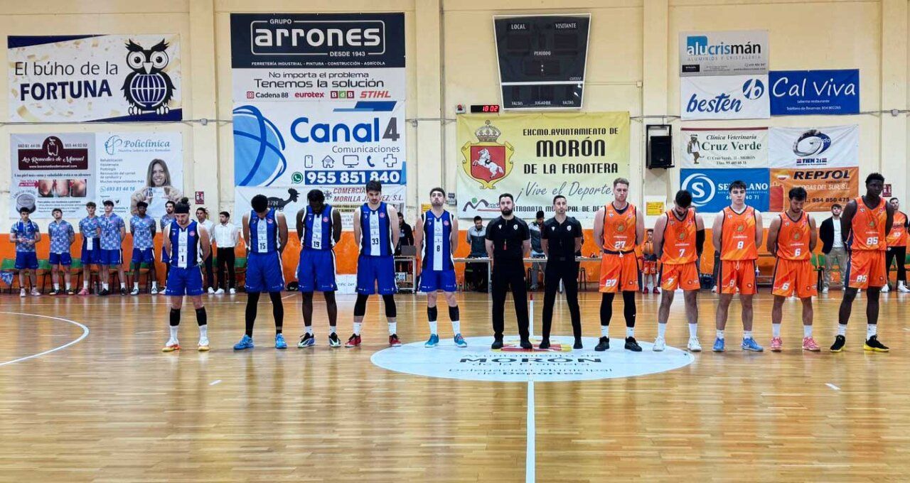 Jugadores del CB Morón y Clínica Ponferrada en el partido