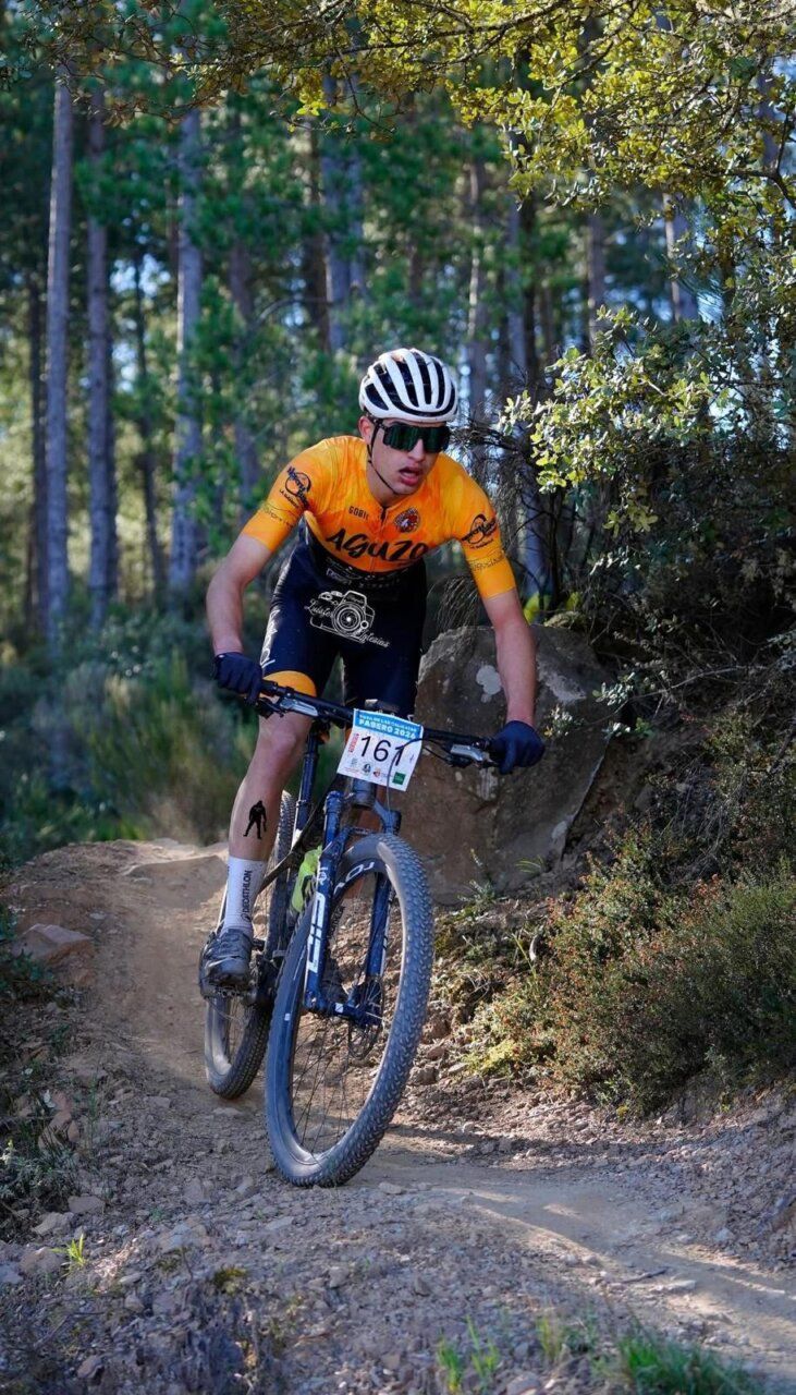 Ciclista del Club Aguzo MTB compitiendo en un recorrido de montaña