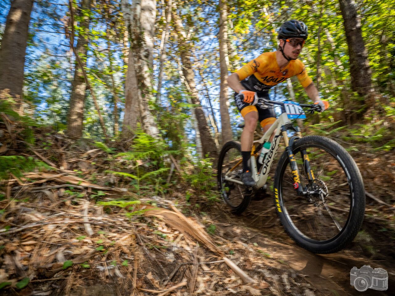 Ciclista del Club Aguzo MTB compitiendo en un sendero forestal