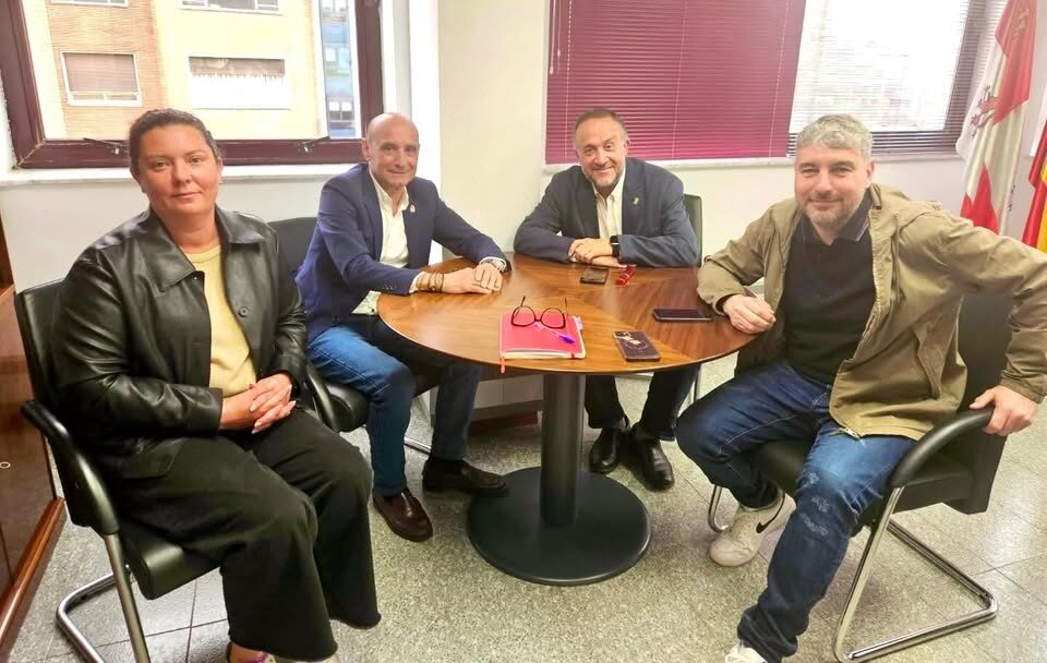 Reunión de trabajo sobre el desarrollo de Toreno con varios representantes.