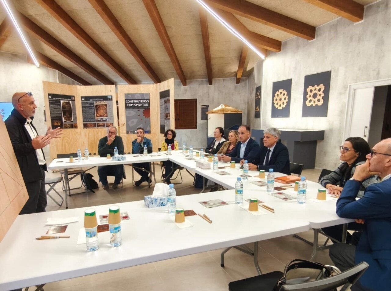 Reunión de la Comisión de Patrimonio en Valcabado con varios asistentes