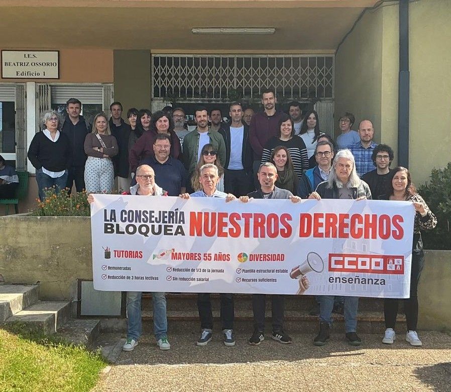 Profesores del IES Beatriz Ossorio en concentración por derechos laborales