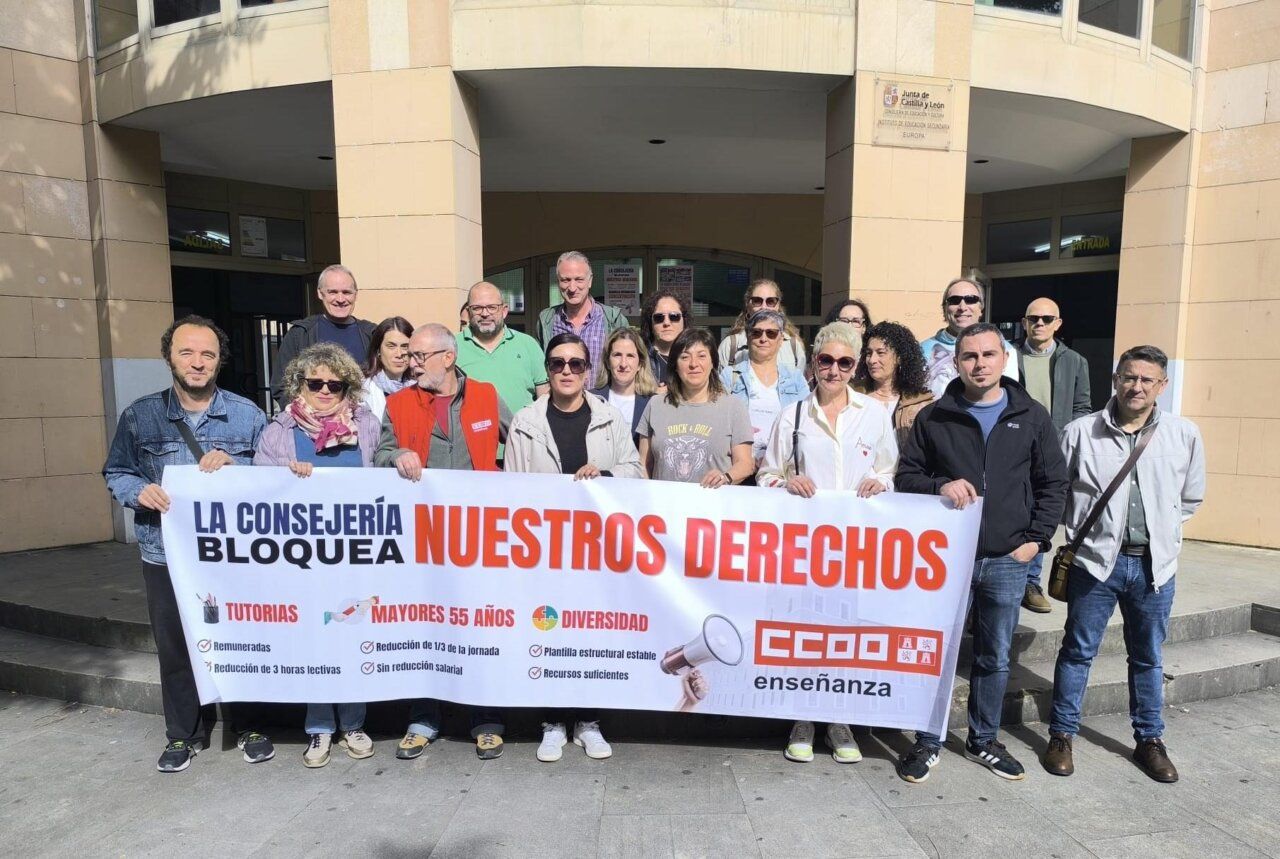 Profesores del IES Europa en concentración con pancarta de CCOO