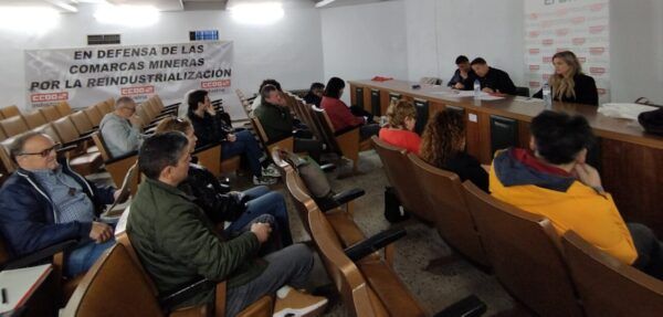 Reunión del Consejo Comarcal de CCOO en Fabero con participantes en asientos.