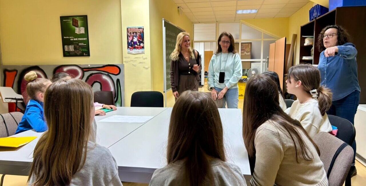 Jóvenes discutiendo en una asamblea del Consejo de la Infancia en Ponferrada