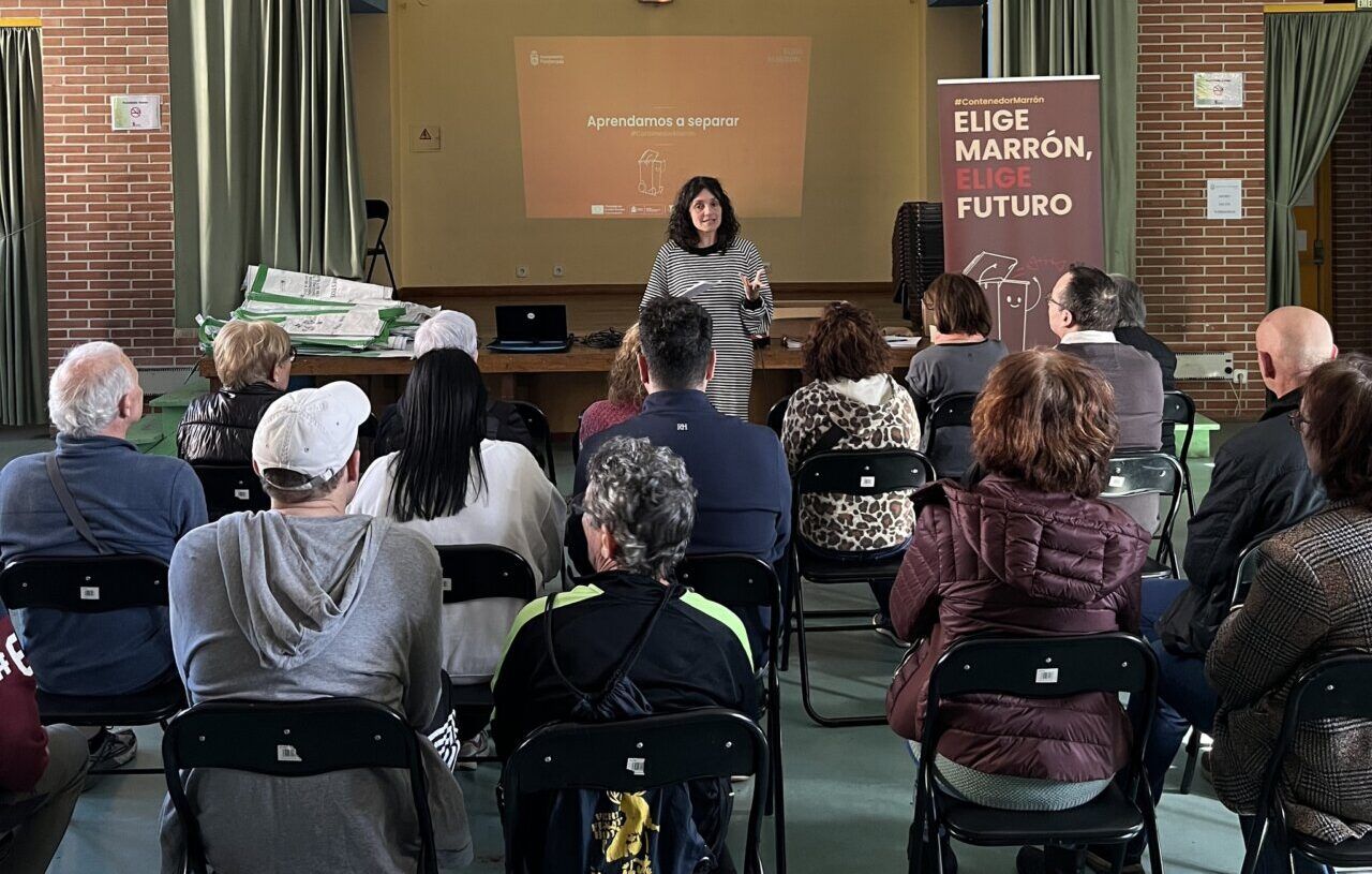 Charla informativa sobre el contenedor marrón en Ponferrada.