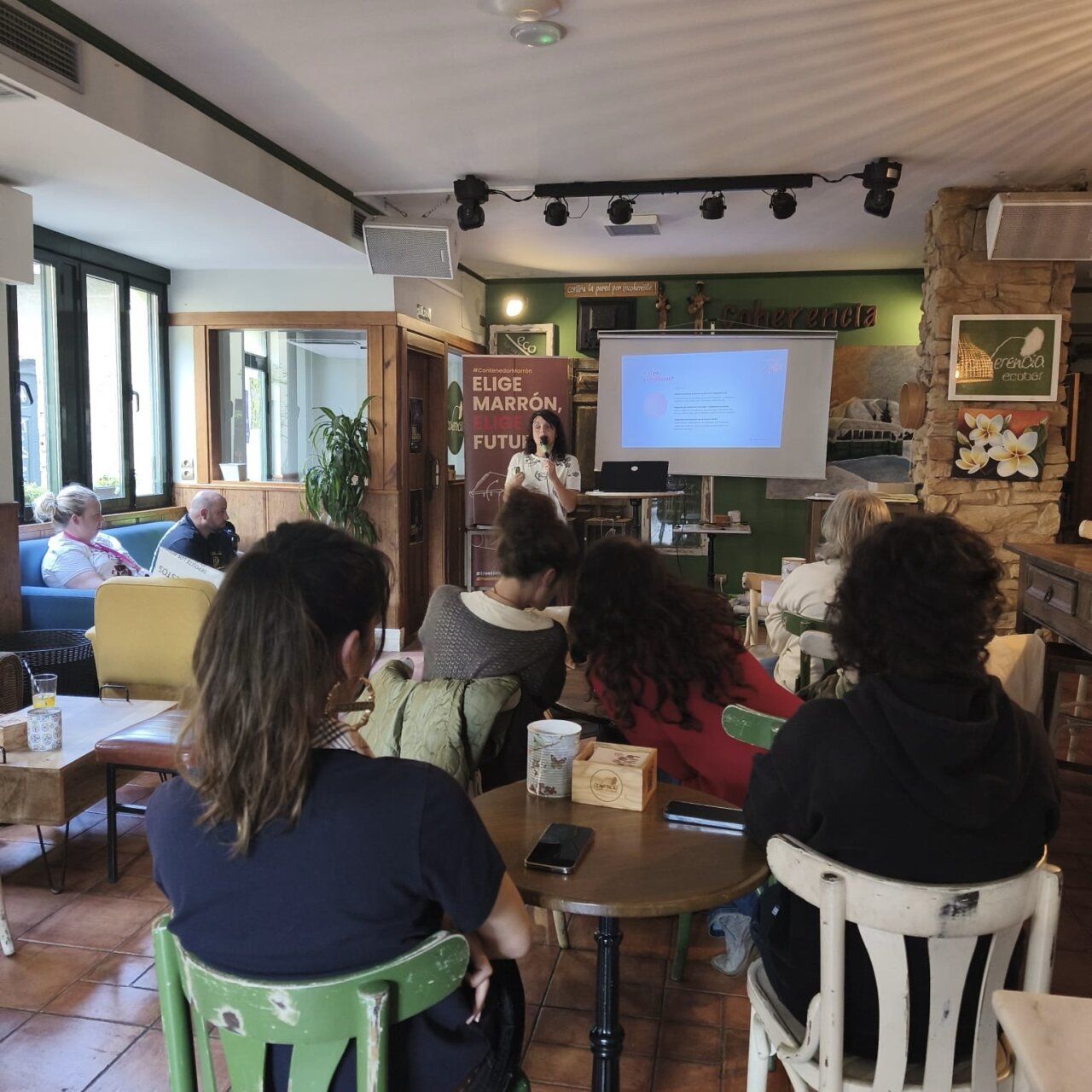 Charla informativa sobre el contenedor marrón en Ponferrada