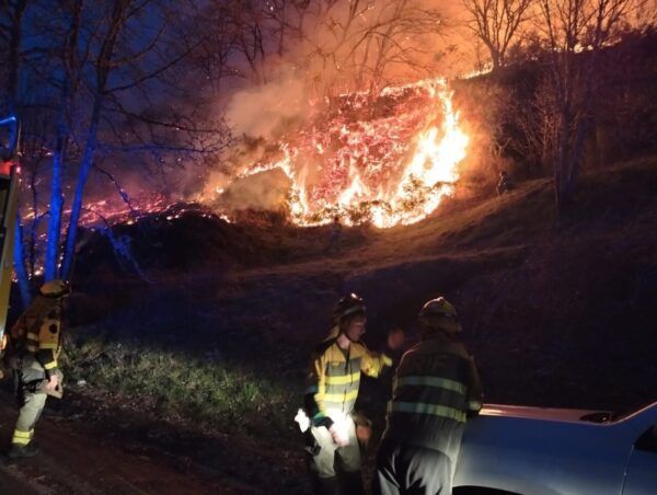 Bomberos controlando un incendio en Las Herrerías durante la noche