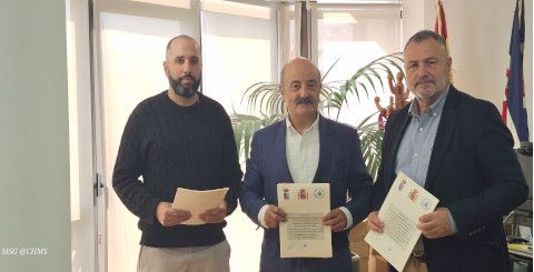 Tres personas firmando un convenio sobre obra de paso en Magaz de Abajo