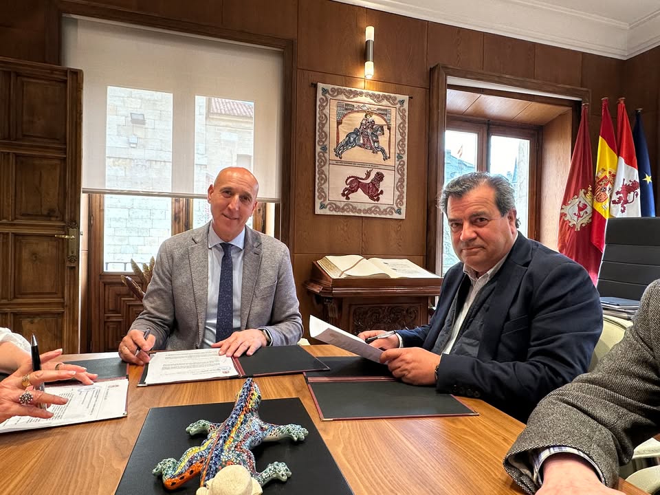 Firma de convenio cultural entre Ayuntamiento de León y Fundación MonteLeón