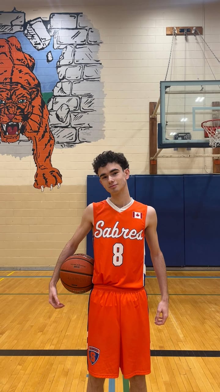 Darío Soto en uniforme de baloncesto en Canadá con balón